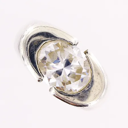 Ring stl 17, bredd 3-10mm, vit sten, silver 925/1000. Vikt: 6,3 g