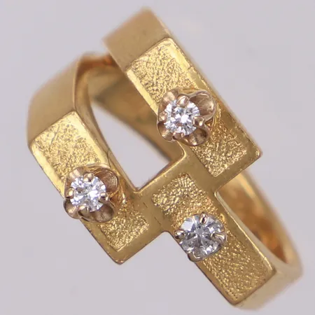 Ring med diamanter 2 x ca. 0,04 + 1 x ca. 0,03ct, stl 17¾, bredd: 3,8-12mm, 18K Vikt: 9,4 g