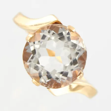 Ring med vit sten, stl 16, bredd framtill ca 11mm, 18K Vikt: 3,6 g
