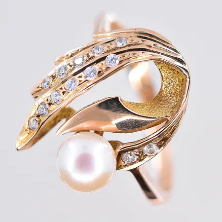 Ring med vita stenar och en pärla, stl 17¼, bredd 2-18 mm, pärlans Ø6 mm, 18K. Vikt: 3,5 g