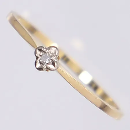 Ring med diamant 1x ca 0,01ct, stl 19, bredd 1-4mm, 18K Vikt: 1,4 g