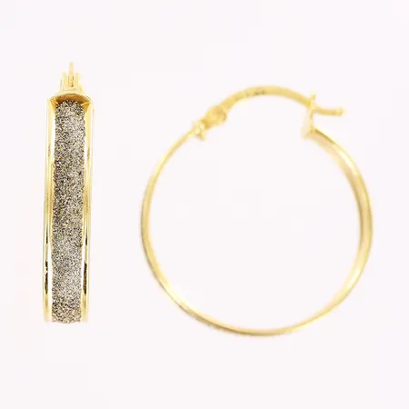 Ett par örhängen, creoler, Ø22mm, bredd 4mm, glittermassa, 9K. Vikt: 1,7 g