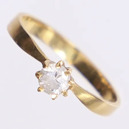 Ring med vit sten, stl 16, bredd 2-5mm, 18K Vikt: 1,5 g