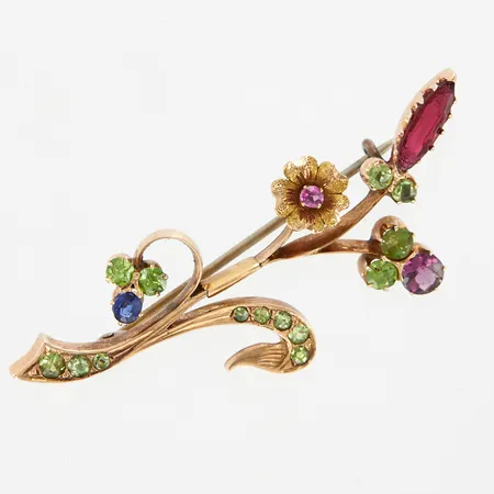 Brosch i form av blomkvist, med bland annat granater & safir, 52x20mm, nål i vitmetall, 14K Vikt: 5,4 g