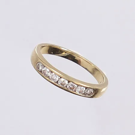 Ring med diamanter 7x ca 0,03ct, stl 15½, bredd 2-3mm, 18K Vikt: 2,8 g