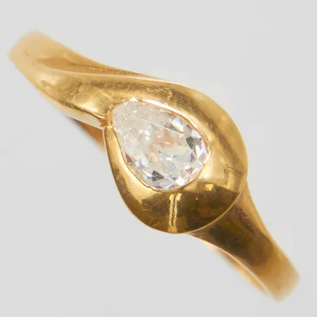 Ring, vit sten, stl 19, bredd 1,5-7,5mm, 18K Vikt: 2,1 g