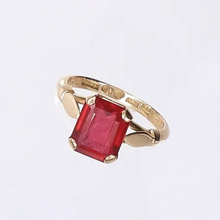 Ring med röd sten, stl 16¾, bredd 2-10mm, slitage, 18K Bruttovikt: 3,9g Vikt: 3,9 g