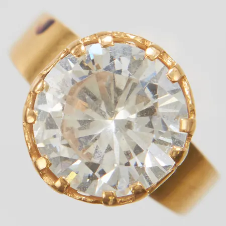 Ring, vit sten, stl 16¼, bredd 2-11,5mm, Bengt Hallberg, Köping 1972, lös sten, skeva klor samt skena, 18K, bruttovikt: 3,8g Vikt: 3,8 g