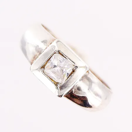 Ring stl 16¼, bredd 4-7mm, vit sten, silver 830/1000. Vikt: 2,2 g