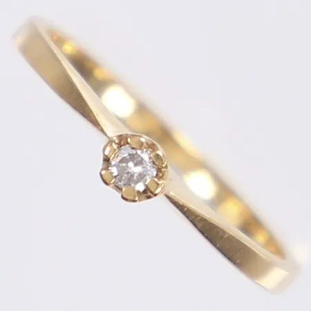 Ring med diamant 1x ca 0,03ct, stl 16¾, bredd 1,5-3mm, 18K Vikt: 1,8 g