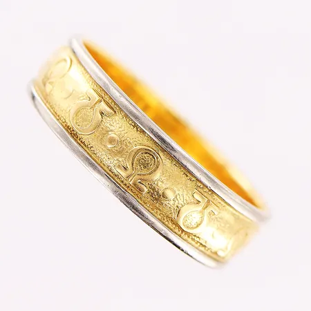 Ring, mönstrad skena, stl 19¾, bredd 5,5mm, gravyr, 18K Vikt: 5,5 g