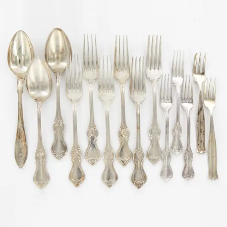 11 gafflar, tre skedar, silver 830/1000, 547,8 gram Vikt: 547,8 g