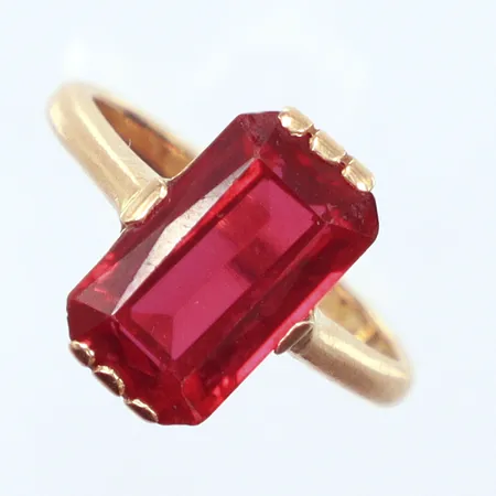 Ring, röd sten, Ø15¼, Frids Guldatelje Oscar A, år 1944, 18K  Vikt: 3,4 g