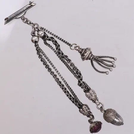 Chatelaine, längd 13cm, bredd 30mm, hängen med lila sten, ekollon och tofs, silver 925/1000 Vikt: 19,7 g