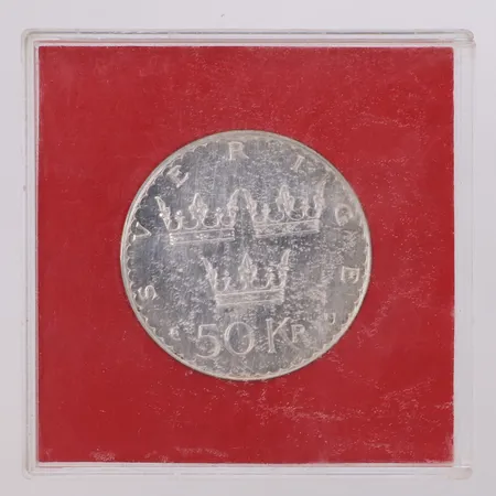Jubileumsmynt Nya grundlagen All offentlig makt i Sverige utgår från folket, nominellt värde 50kr, 1975, Ø36mm, plastetui, silver 925/1000 Vikt: 27 g