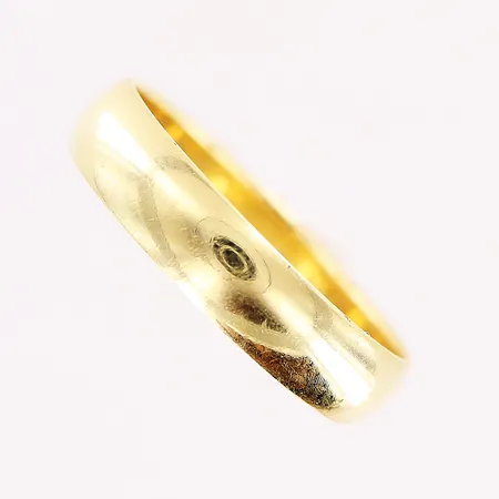 Ring, slät, stl 17, bredd 4mm, gravyr, 14K. Vikt: 2,2 g