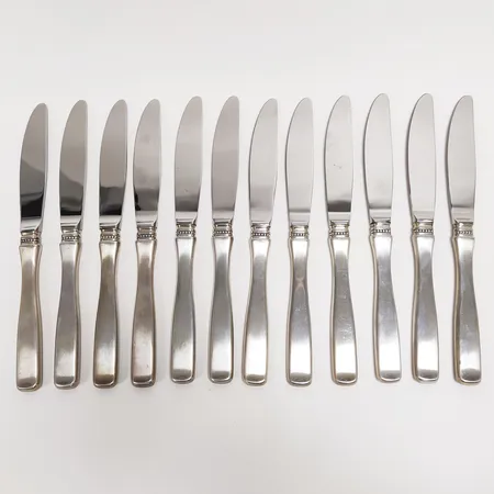Tolv Matknivar, blad av rostfritt stål, längd ca 21cm, modell Uppsala, Löfman, MEMA, 830/1000 silver, bruttovikt: 701,9g. 