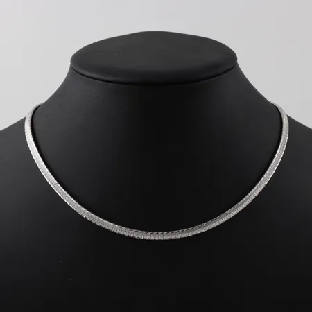 Collier, längd 42,5cm, bredd 4,4mm, silver 835/1000 Vikt: 19 g