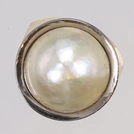Ring med mabépärla stl 16 bredd 4-17mm, GFP (Guldateljen Fryklund & Pålsson) Stockholm 1963, 18K Vikt: 9 g