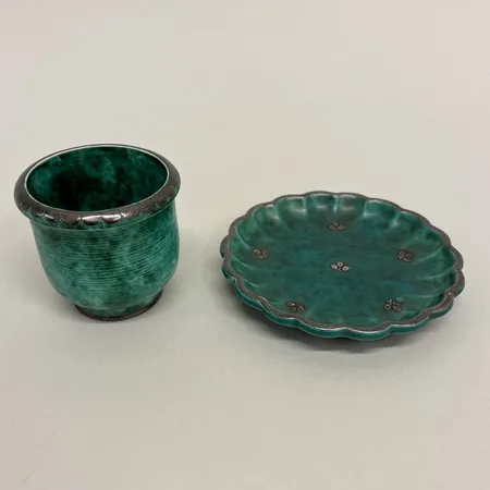 Vas samt fat, Wilhelm Kåge, Gustavsberg, fatet märkt 939, vasen märkt 1071 undertill, vasens höjd 6cm, fatets mått Ø11cm Skickas med paket.