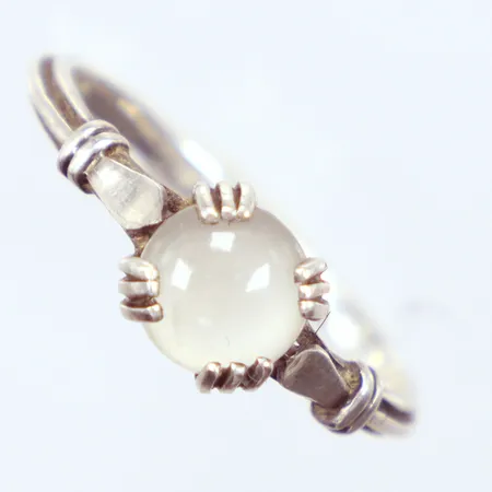 Ring, vit sten, Ø19½, skev, silver 925/1000 Vikt: 2,4 g