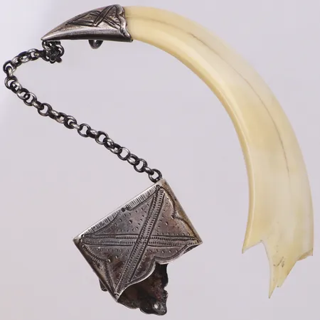 Brosch med horn, längd 7cm, bredd 20,7mm, saknar nål för fäste, trasigt horn, gravyr med namn, otydliga stämplar, silver Vikt: 10,1 g