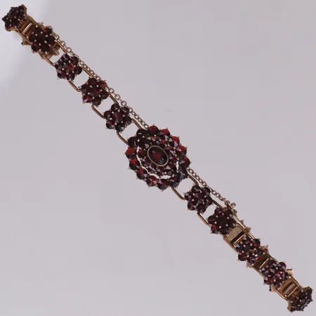 Armband med granater, längd 18,5cm, bredd 6,5-18,2mm, Heribert Engelbert AB, förgyllt silver 830/1000 Vikt: 16,2 g