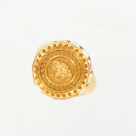 Ring Versace med dekor av Medusa samt vita stenar, stl: ca 19¼,/21 bredd: 5,5-21mm, guldfärgad metall, originaletui samt ytterkartong  Vikt: 0 g