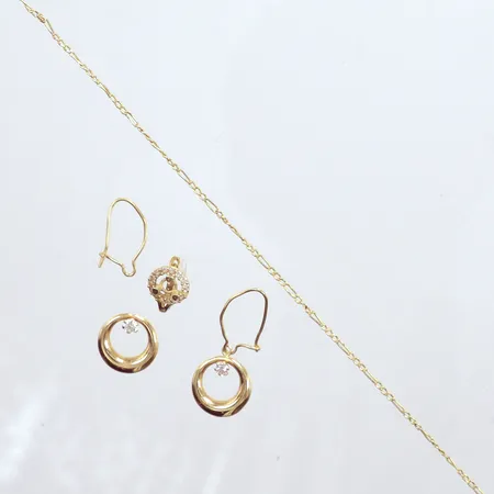 Skrotguld 18k 1,4gr , 14k 0,7gr Vikt: 2,1 g