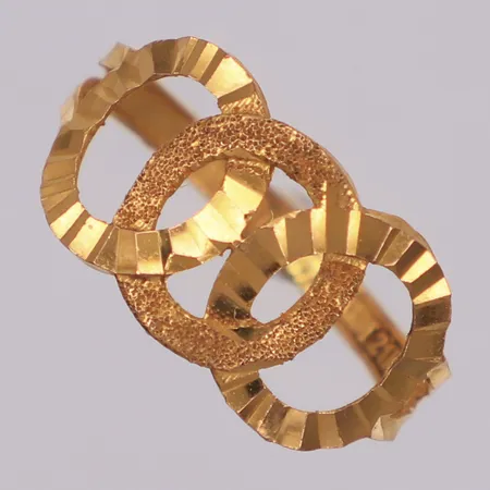 Ring med mönster, stl 17, bredd 2-9,7mm, skev, 21K  Vikt: 1,5 g