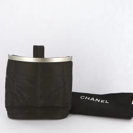 Väska Chanel Wristlet Nylon, quiltad, detaljer i vitmetall, ca 15x15x6cm, datumkod: 5640970, år 1997-99, dustbag