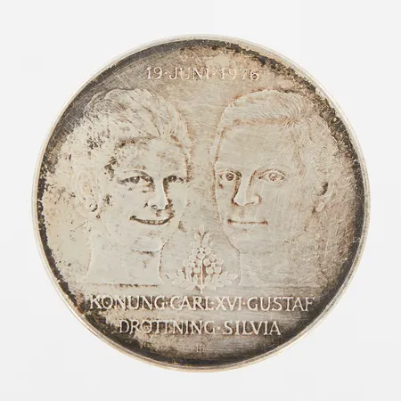 Minnesmynt Konung Carl XVI Gustaf Drottning Silvia, 19 juni 1976, Ø36mm, nominellt värde 50kr, silver 925/1000 Vikt: 27 g