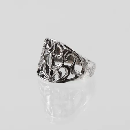 Ring med genombruten dekor, stl 18½mm, silver  Vikt: 5,4 g