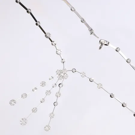 Halscollier med diamanter 1x ca 0,04ct, 10x ca 0,03ct, 22x ca 0,02ct, 96x ca 0,01ct, totalt ca 1,74ctv, diamanter troligen delvis syntetiska, 42,5cm, bredd 1-3mm, hängande del 52mm, en länkdel något böjd, vitguld 18K Vikt: 16,3 g
