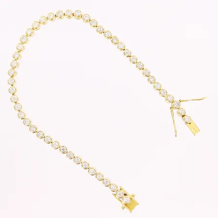 Armband riviére, briljantslipade diamanter 49 x ca 0,05ct, varav 9st möjligen syntetiska, inneslutningar i flertalet diamanter, 18,5cm, bredd 3,5mm, höjd 3,5mm, 18K Vikt: 17,8 g