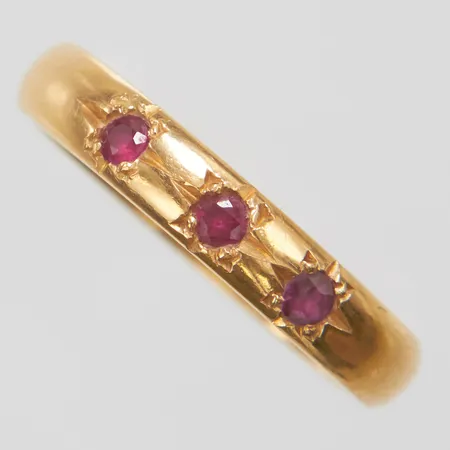 Ring, rubiner, stl 18, bredd 3,5mm, gravyr, 18K Vikt: 5,2 g