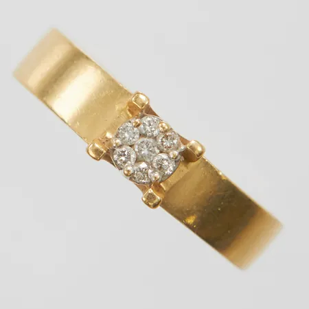 Ring, diamant 0,11ctv enligt gravyr, stl 17¾, bredd 4-5,5mm, GHA, repig, 18K Vikt: 7 g