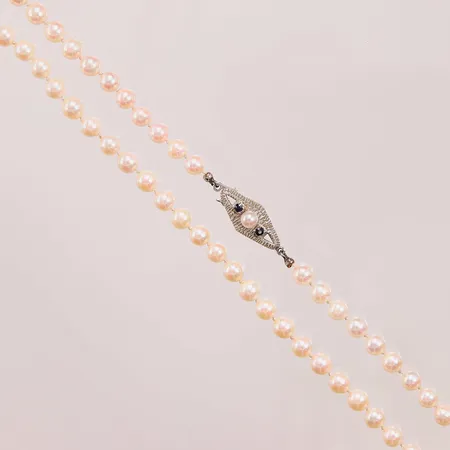 Pärlcollier, 124cm, odlade sörvattenspärlor ca 5-5,5mm, lås i 18K. Vikt: 0 g