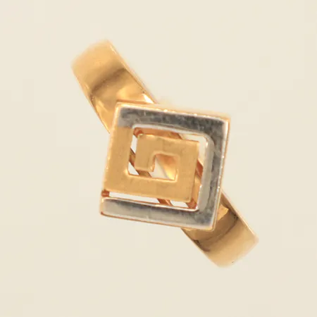 Ring, stl 17, bredd ca 3-13mm, tvåtonad, repig, 18K Vikt: 4,7 g