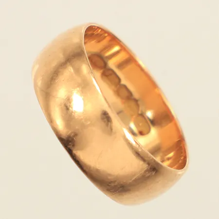 Ring, stl 19, bredd ca 7,5mm, repig, gravyr, 18K Vikt: 7,7 g