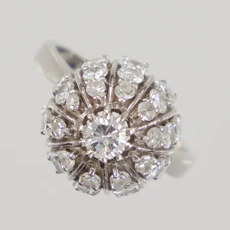 Ring stl 16½, bredd 1,5-13,5mm, diamanter 1x ca 0,24ct, 10x ca 0,09ct, 10x ca 0,05ct, samt 10st åttkantslipade diamanter, totalt 1,95ct enligt gravyr, synliga inneslutningar, höjd 13,8mm, vitguld, 18K,  Vikt: 6 g