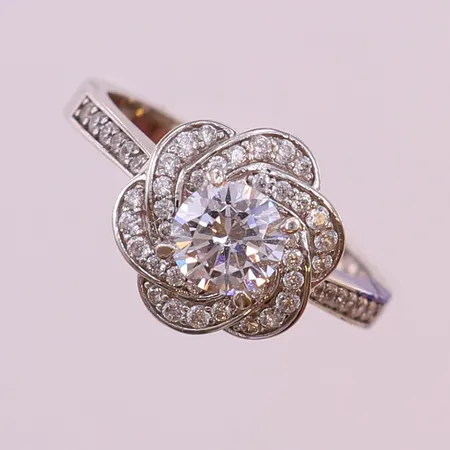 Ring med vita stenar, stl 18, ca bredd 2-12mm. 18K  Vikt: 6,1 g