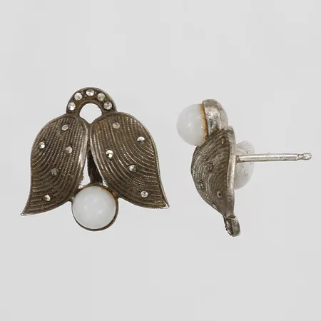 Ett par örhängen med vita stenar samt markasiter, ca 17 x 20mm, snurrebussar saknas, bruksslitage, 925/1000 silver.  Vikt: 4,3 g