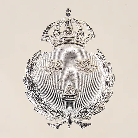 Brosch med dekor av Sveriges Riksvapen, 36x27mm, silver 830/1000 Vikt: 8 g
