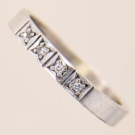 Ring med diamanter totalt 0,05ctv enligt gravyr, stl 18, bredd 3mm, vitguld, 18K  Vikt: 3,9 g