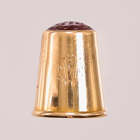 Fingerborg, 22mm, monogramgravyr "E W", troligtvis karneol, 18K 3,4g.