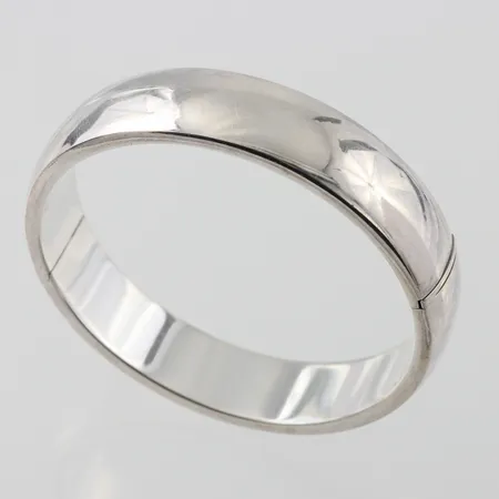 Armring , öppningsbar, Innerdiameter ca 6cm, bredd 14mm, Guldfynd, någon liten ojämnhet, silver Vikt: 25,9 g