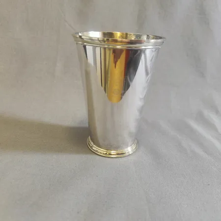 Bägare, ca Ø9cm, höjd 12cm, gravyr. 830/1000 silver  Vikt: 203,1 g
