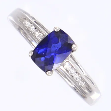 Ring med blå och vita stenar, stl 17¼, bredd 2-7mm, 925/1000 Silver  Vikt: 2,2 g