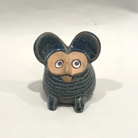 Figurin, Lisa Larson, Spökmusen, ur serien menageri, höjd 7,5cm, Gustavsberg, stämpelmärkt, etikettmärkt, stengods, mindre nagg vid ena foten samt mindre spricka undertill